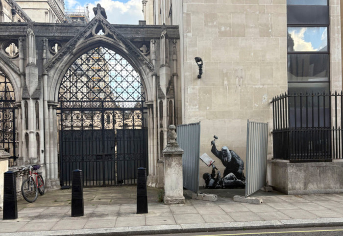 Sudija čekićem tuče demonstranta: Novi Benksijev mural na zgradi Kraljevskog suda pravde u Londonu