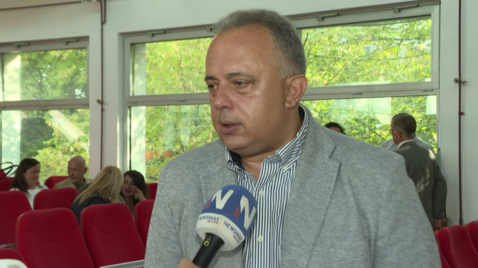 (VIDEO) Zaseda Skupština grada Niša: U toku rasprava o smeni gradonačelnika, građani se okupljaju ispred zgrade