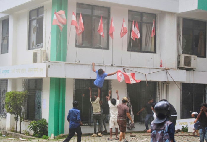 Broj žrtava demonstracija u Nepalu porastao na 72, tela pronađena u zapaljenim objektima