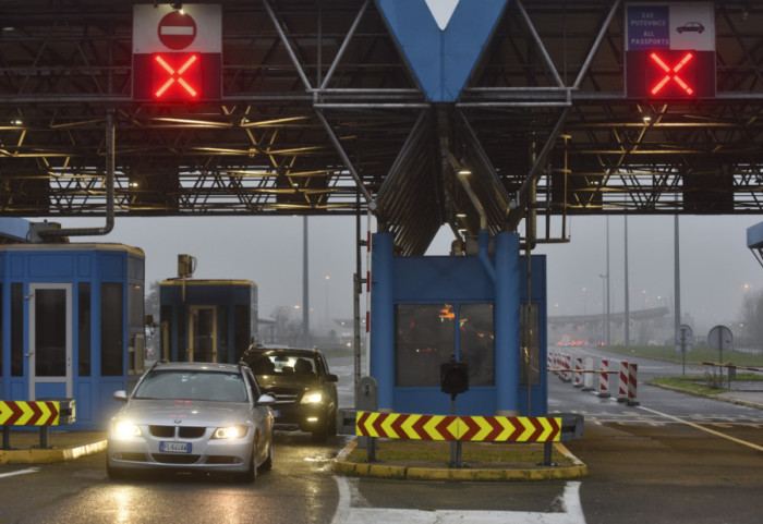 Na graničnim prelazima na izlazu iz Srbije teretna vozila čekaju i do četiri sata