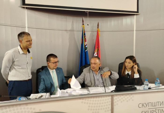 Ponoćna sednica Skupštine grada Niša: Pavlović ostaje gradonačelnik, protiv razrešenja glasala 32 odbornika