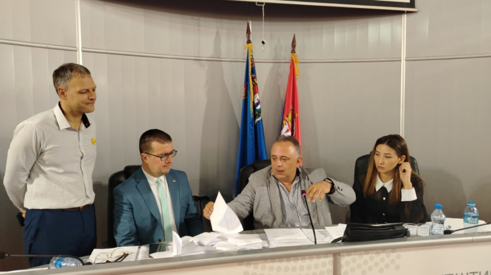Ponoćno zasedanje Skupštine grada Niša: Pavlović ostaje gradonačelnik, protiv razrešenja glasala 32 odbornika