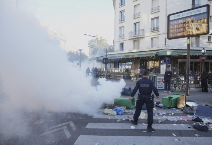 (FOTO) Protesti u Francuskoj "Blokirajmo sve": Uhapšene 83 osobe, u više gradova sukob policije i demonstranata