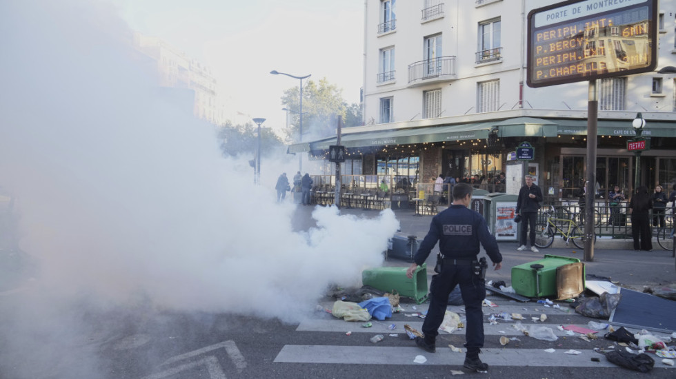 (FOTO) Protesti u Francuskoj "Blokirajmo sve": Uhapšeno skoro 200 osoba, policija reagovala suzavcem