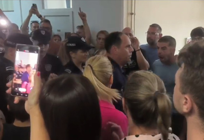 (VIDEO) Protest roditelja i đaka OŠ "Pavle Savić": Direktor se zaključao u toalet, pa uz pratnju policije napustio školu