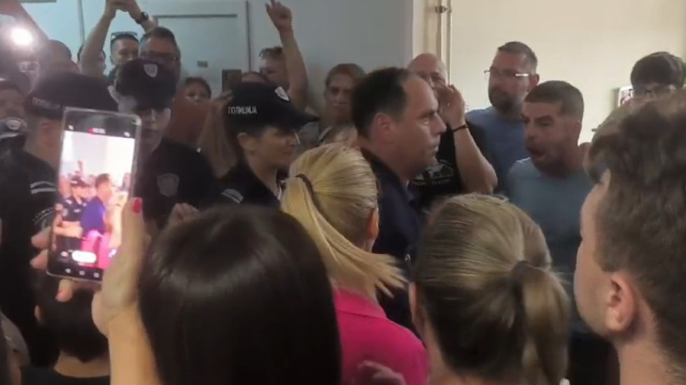 (VIDEO) Protest u OŠ "Pavle Savić": Direktor uz pratnju policije napustio školu, roditelji i đaci i dalje okupljeni
