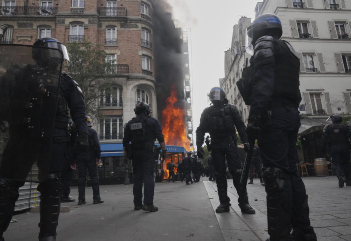 (FOTO/VIDEO) Protesti u Francuskoj: Upotrebljeni vodeni topovi, uhapšeno 295 demonstranata, povređena četiri policajca