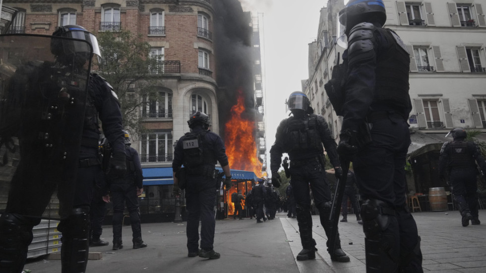 (FOTO/VIDEO) Protesti u Francuskoj: Upotrebljeni vodeni topovi, uhapšeno 473 demonstranata, povređena četiri policajca
