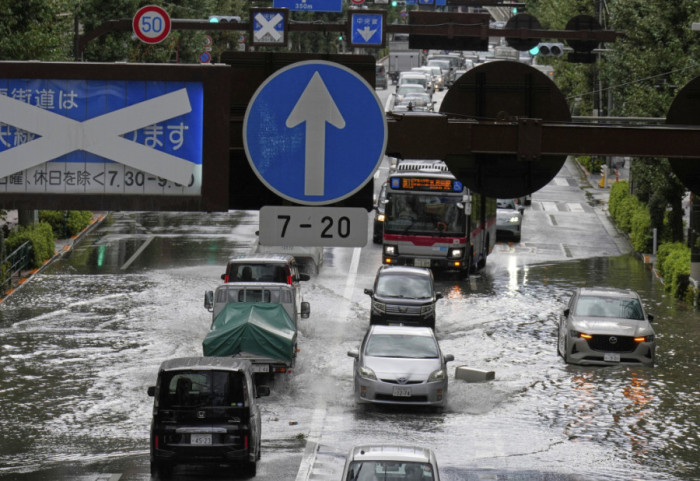 (FOTO) Obilne poplave u Tokiju obustavile železnički i vazdušni saobraćaj