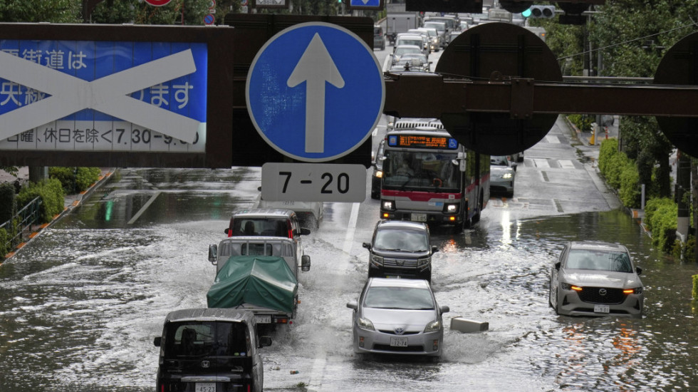 (FOTO) Obilne poplave u Tokiju obustavile železnički i vazdušni saobraćaj