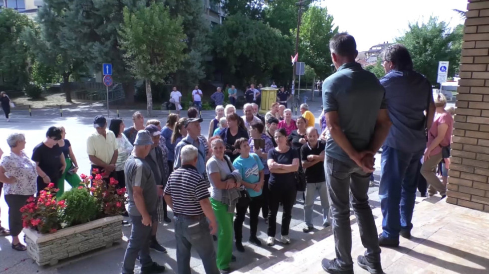 (VIDEO) Radnici fabrike "Koštana" iz Vranja 25 godina čekaju zaostale plate: "Dogovorili smo isplate po 300.000 dinara"