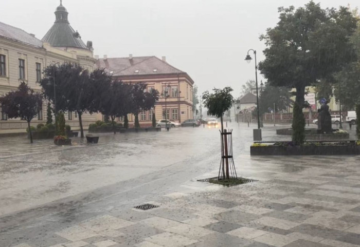 (FOTO) Nevreme u Srbiji: Mnoge kragujevačke ulice poplavljene, u Čačku jaka kiša i olujni vetar
