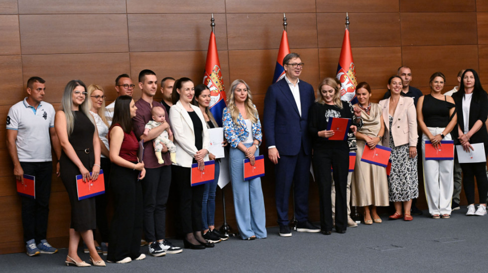 (FOTO) Vučić uručio ugovore o radu zdravstvenim radnicima koji se iz dijaspore vraćaju u Srbiju