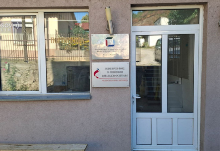 (FOTO) Inspektori uz asistenciju Kosovske policije ušli u prostorije RFZO i PIO fonda u Severnoj Mitrovici