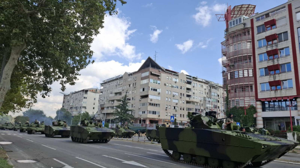 (FOTO/VIDEO) U toku pripreme za vojnu paradu: Tenkovi na ulicama, zatvoren saobraćaj u delu Novog Beograda