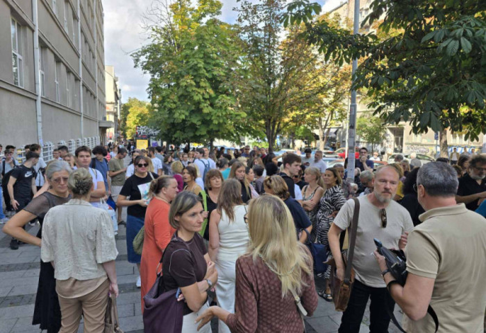 Protest roditelja đaka Pete beogradske gimnazije u znak podrške suspednovanoj profesorki i predsednici Školskog odbora