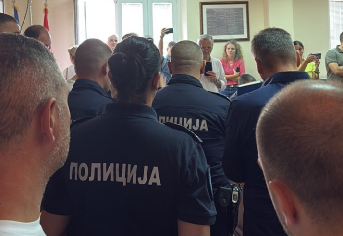 Roditelji đaka Vazduhoplovne akademije ušli u školu zbog odluke o razrešenju Školskog odbora, prisutna i policija