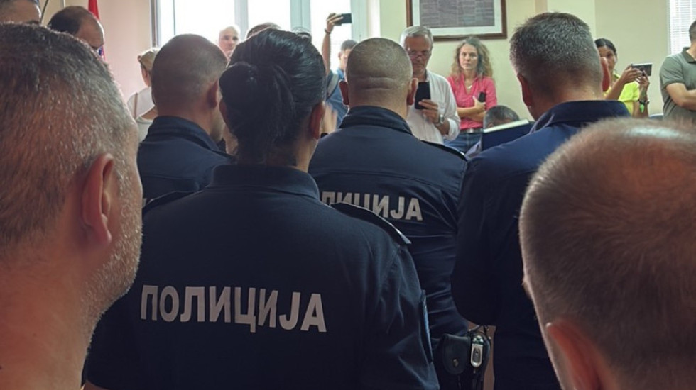 (FOTO) Roditelji đaka Vazduhoplovne akademije ušli u školu zbog odluke o razrešenju Školskog odbora, prisutna i policija