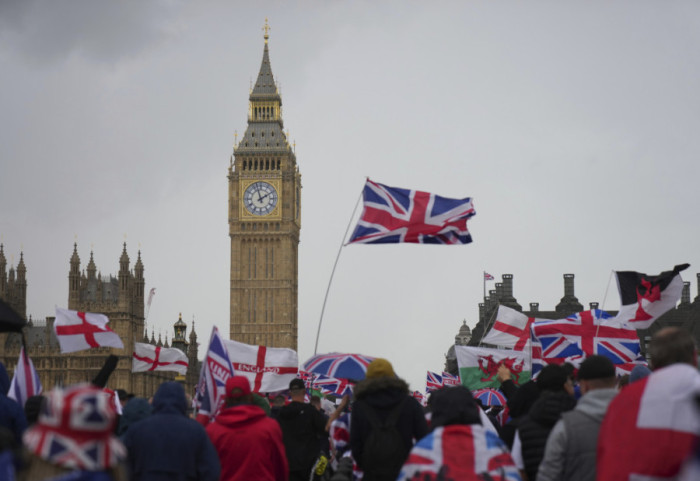 (FOTO) Protest u organizaciji krajnje desnice i kontraprotest protiv rasizma u Londonu