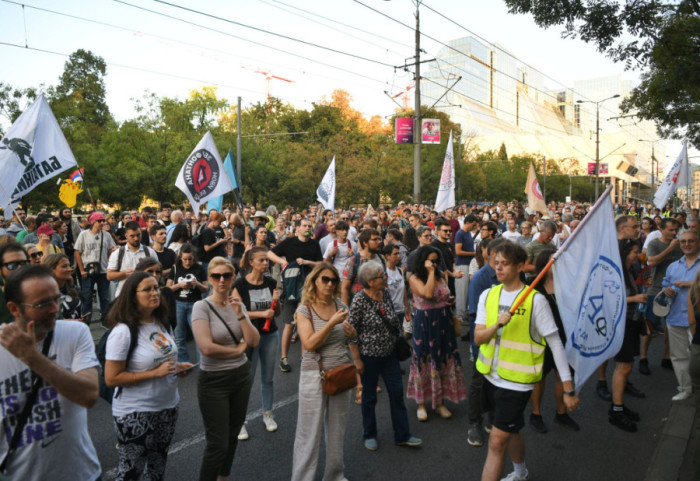 Protest na Slaviji pod sloganom "Javna dobra su vrednost, a ne roba" protiv privatizacije ključnih državnih sistema
