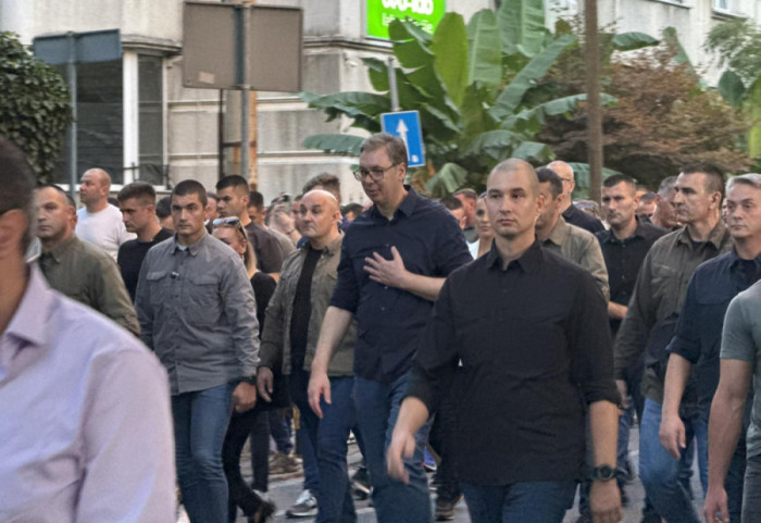 (FOTO) Napeto na protestu protiv blokada na Voždovcu: Vučić se pridružio šetnji, policija intervenisala u Vojvode Stepe