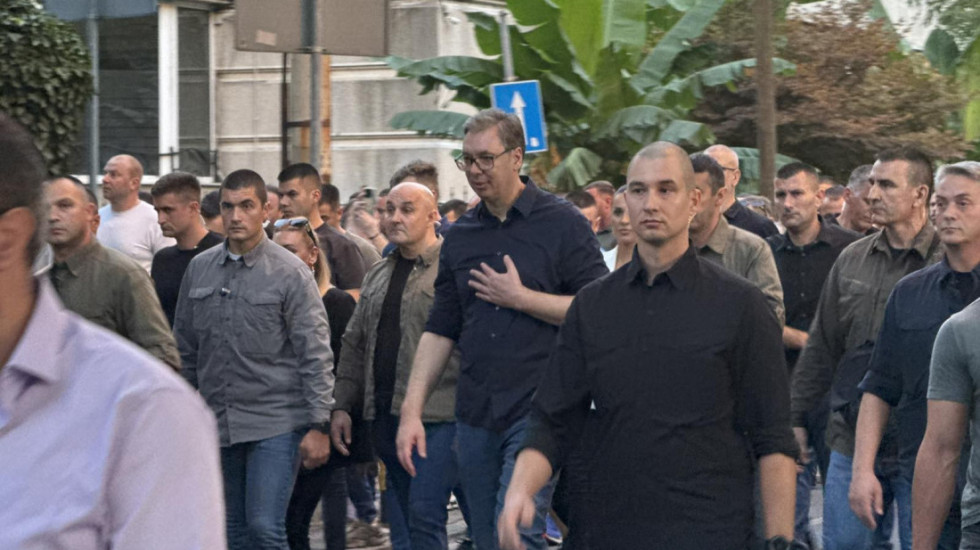 (FOTO/VIDEO) Protest protiv blokada u Srbiji: Vučić se pridružio građanima na Voždovcu, policija morala da interveniše