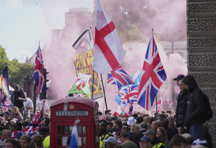 (FOTO) Sukob na protestu "Ujedinimo kraljevstvo" u Londonu: Uhapšeno 25 demonstranata, povređeno 26 policajaca