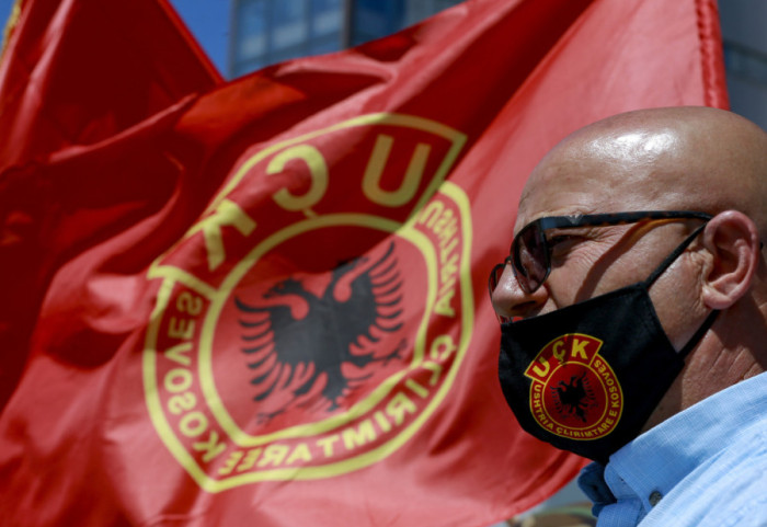 Incident ispred srpske ambasade u Hagu: Postavljena zastava bivše OVK na ulaz, zaposleni vređani na nacionalnoj osnovi