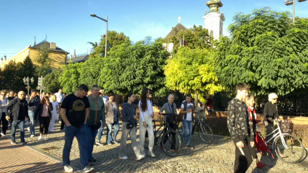 (FOTO) "Svi Zmajevi u jednom gnezdu": Protestna šetnja roditelja i đaka u Novom Sadu