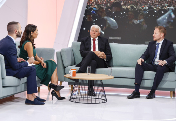 (VIDEO) Gosti Newsmax Balkans: Da li će izbori rešiti krizu u Srbiju i kome više odgovaraju rani ili kasni