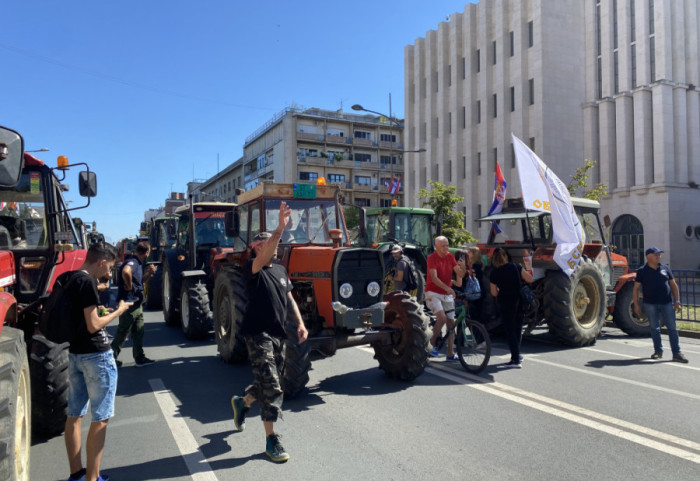 (FOTO) Protest poljoprivrednika u Novom Sadu: Traktori ispred Banovine ostaju ceo dan