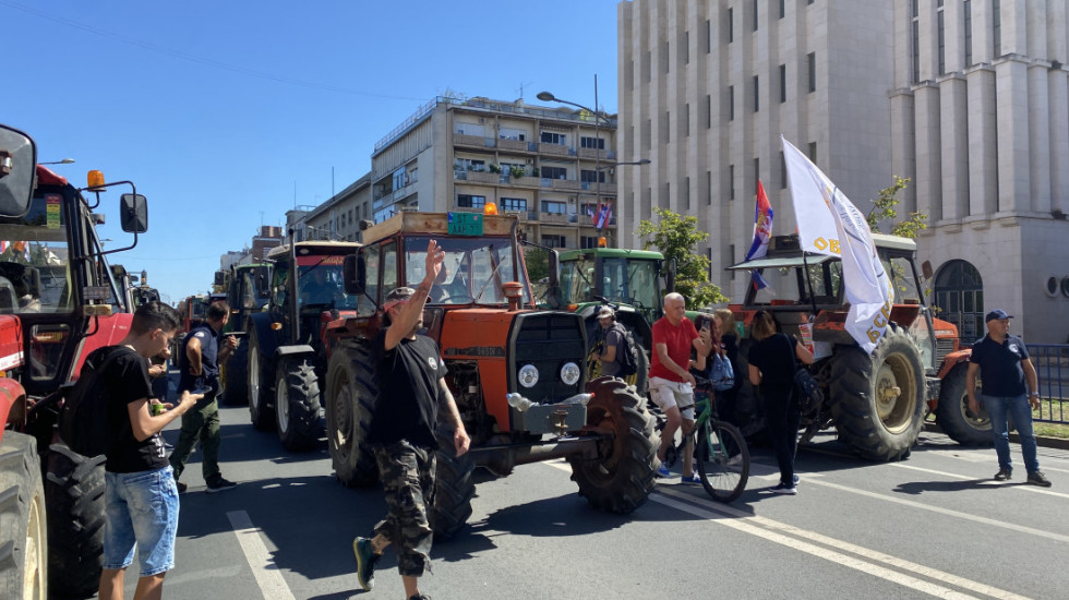 (FOTO/VIDEO) Protest poljoprivrednika u Novom Sadu, traktori ispred Banovine