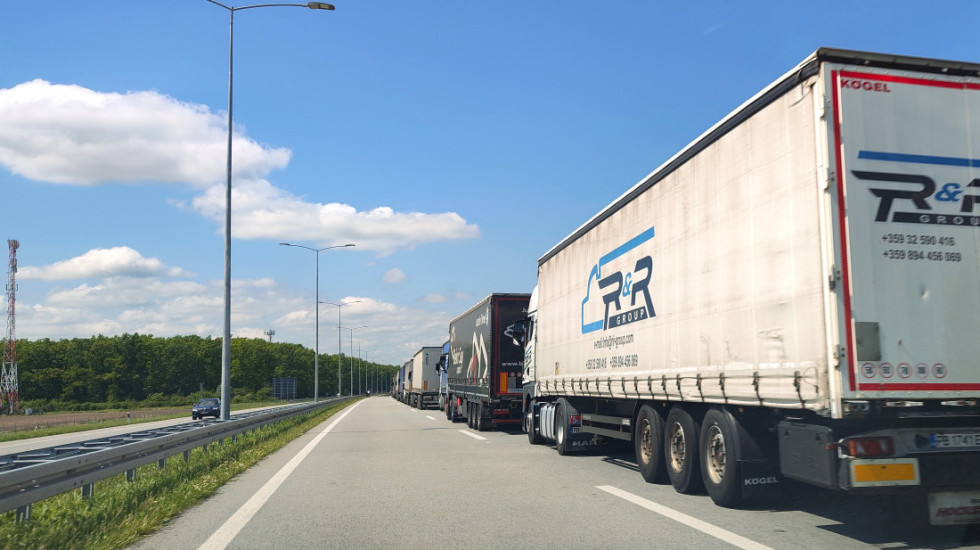 AMSS: Teretnjaci na Batrovcima čekaju 15 sati, na prelazu Šid šest, na Bezdanu i Sremskoj Rači po pet časova