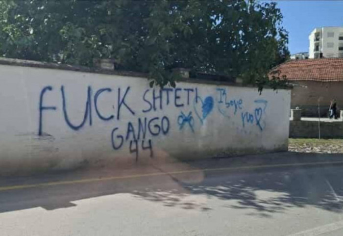 Kancelarija za KiM: Pogrdni grafiti ispisani na zidu dvorišta crkve Svete Petke u Kosovskoj Vitini