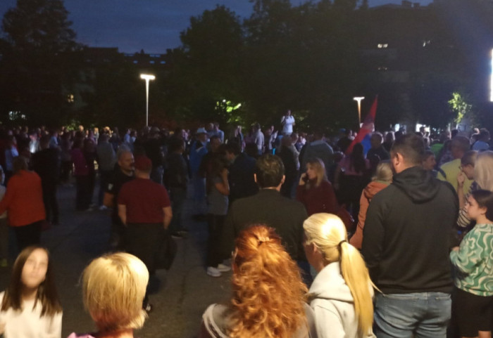 (FOTO) Protest roditelja đaka OŠ "Pavle Savić", Pete gimnazije i Vazduhoplovne akademije: Nezadovoljni stanjem u školama