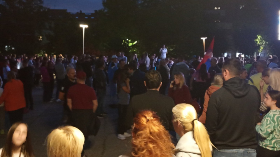 (FOTO) Protest roditelja đaka OŠ "Pavle Savić", Pete gimnazije i Vazduhoplovne akademije: Nezadovoljni stanjem u školama