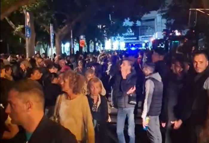 (VIDEO) Protest podrške pritvorenom studentu FTN Bogdanu u Novom Sadu: Građani kod Osnovnog suda