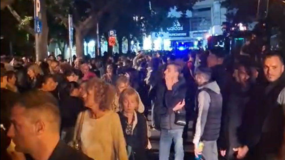 (VIDEO) Protest podrške pritvorenom studentu FTN Bogdanu u Novom Sadu: Građani blokirali Varadinski most