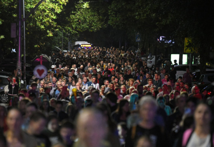 (FOTO) Protest roditelja đaka OŠ "Pavle Savić", Pete gimnazije i Vazduhoplovne akademije: Nezadovoljni stanjem u školama