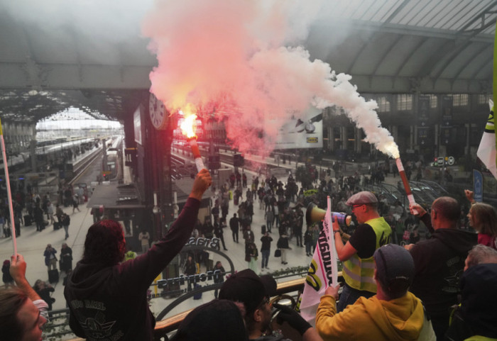 (FOTO) Protesti širom Francuske: Počela hapšenja u Tuluzu, Brestu i Marseju, trenutno 40 blokada