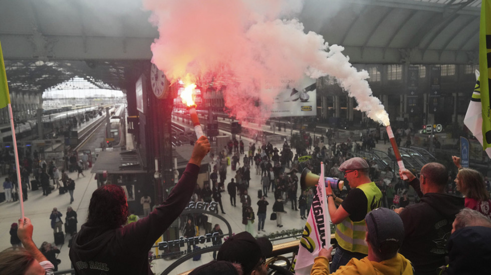 (FOTO) Protesti širom Francuske: Počela hapšenja u Tuluzu, Brestu i Marseju, najmanje 40 blokada
