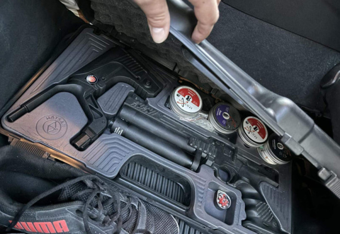 (FOTO) Na graničnom prelazu Preševo carinici otkrili gasne pištolje i municiju ispod sedišta automobila