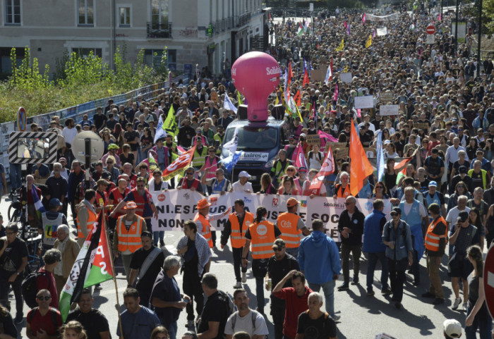 (FOTO) Protesti širom Francuske: Uhapšeno najmanje 99 osoba, povređeni novinar i policajac, blokade i požari na putevima