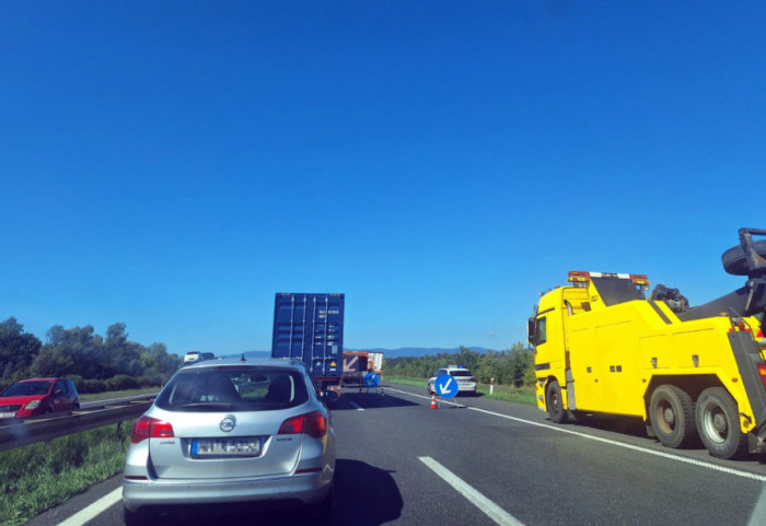 (FOTO) Sudar dva kamiona i putničkog automobila na auto-putu u pravcu Zagreba stvorio velike kolone i višesatni zastoj