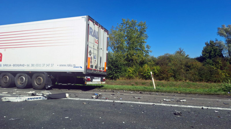 Usporen saobraćaj na auto-putu kod Umčara: Automobil se zakucao u šleper, dve osobe povređene