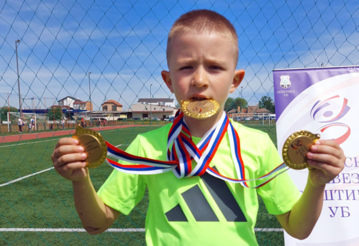 Viktor (8) iz Leskovca osvojio više od 50 medalja u atletici, prvi put se takmičio sa tri godine: "Uzor mu je Bolt"
