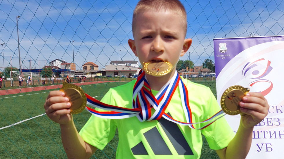 Viktor (8) iz Leskovca osvojio više od 50 medalja u atletici, prvi put se takmičio sa tri godine: "Uzor mu je Bolt"