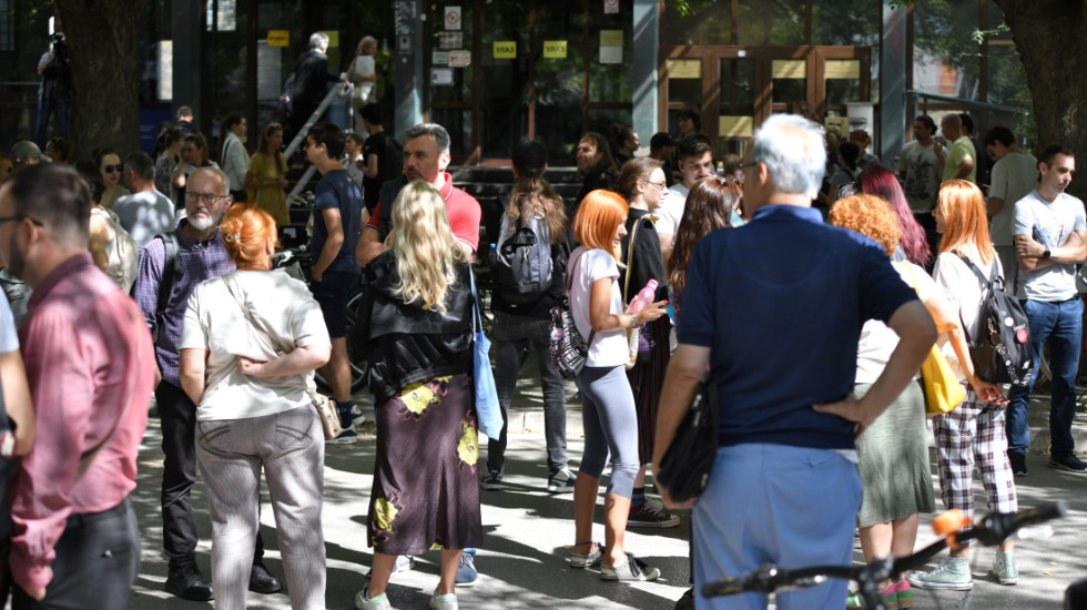 (FOTO) Protest ispred Osnovnog suda u Novom Sadu: Okupljeni tražili da student FTN Bogdan Jovičić bude pušten na slobodu