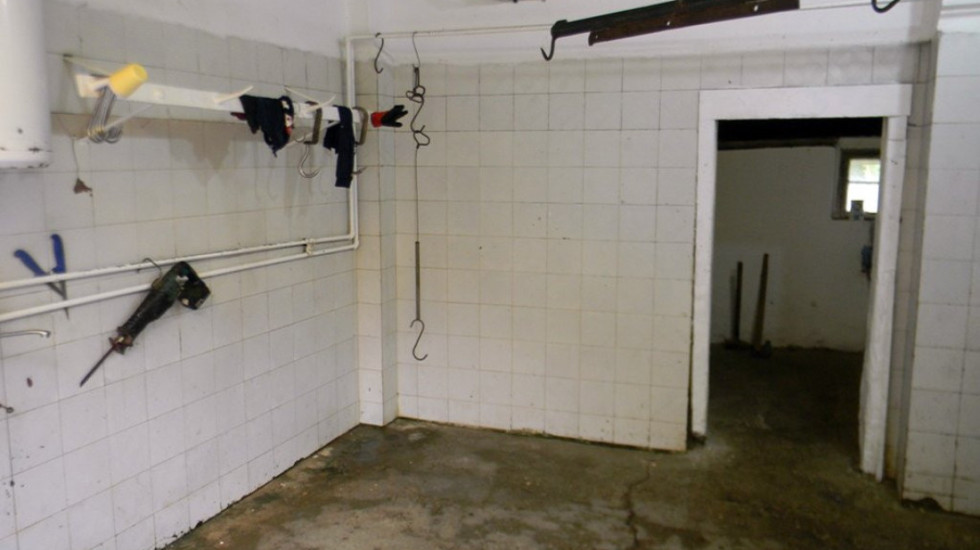 (FOTO) Otkrivena ilegalna klanica kod Odžaka: Pronađeno pokvareno svinjsko meso, već prodato više od 30 tona
