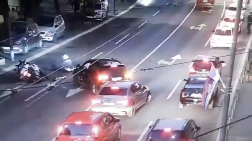 (VIDEO) Automobil udario policajca u Takovskoj ulici, sa povredama prevezen u Urgentni centar
